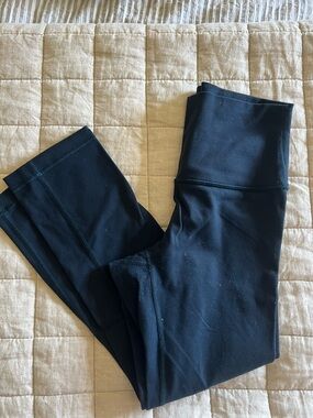 Lululemon athletica dark blue cropped wunder under leggings in size 4